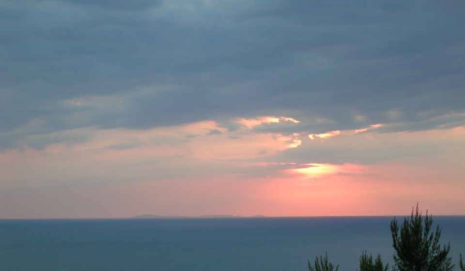 Tramonto a Peschici con profilo delle Tremiti