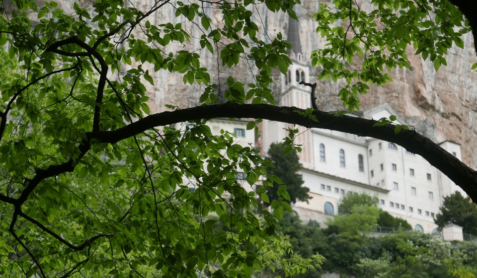 Santuario nella roccia, www.madonnadellacorona.it